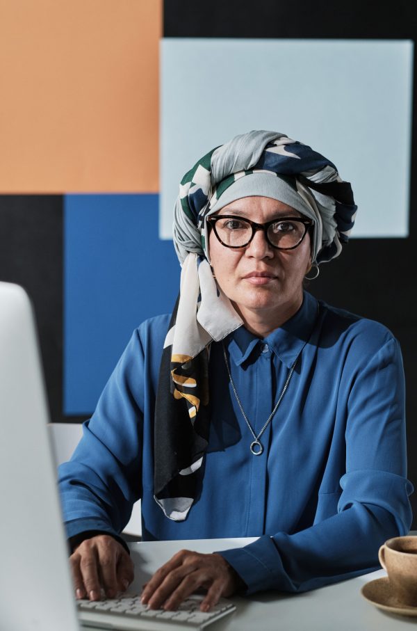 muslim-businesswoman-typing-on-computer-HZYXD5F-scaled.jpg Scelerisque mauris pellentesque pulvinar